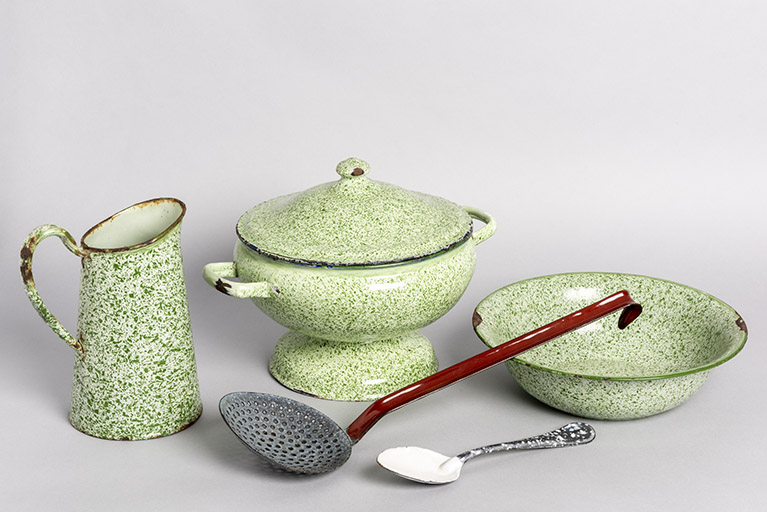 Récipients et ustensiles de cuisine émaillés, 20e siècle. (Musée Japy, Beaucourt) © Sonia Dourlot / Région Bourgogne-Franche-Comté, Inventaire du patrimoine - 2020