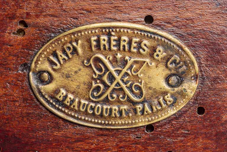 Moulin à café Japy Frères et Cie : plaque du fabricant. (Collection particulière) © Sonia Dourlot / Région Bourgogne-Franche-Comté, Inventaire du patrimoine - 2020