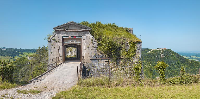 fort redoute © Thierry Kuntz / Région Bourgogne-Franche-Comté, Inventaire du patrimoine - 2021  fort redoute © Thierry Kuntz / Région Bourgogne-Franche-Comté, Inventaire du patrimoine - 2021