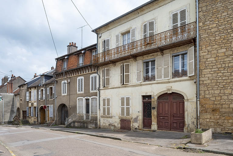  maison ensemble d'édifices derrière façade © Jérôme Mongreville / Région Bourgogne-Franche-Comté, Inventaire du patrimoine - 2021