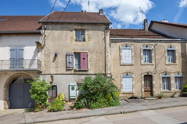  maison ensemble d'édifices derrière façade © Jérôme Mongreville / Région Bourgogne-Franche-Comté, Inventaire du patrimoine - 2021