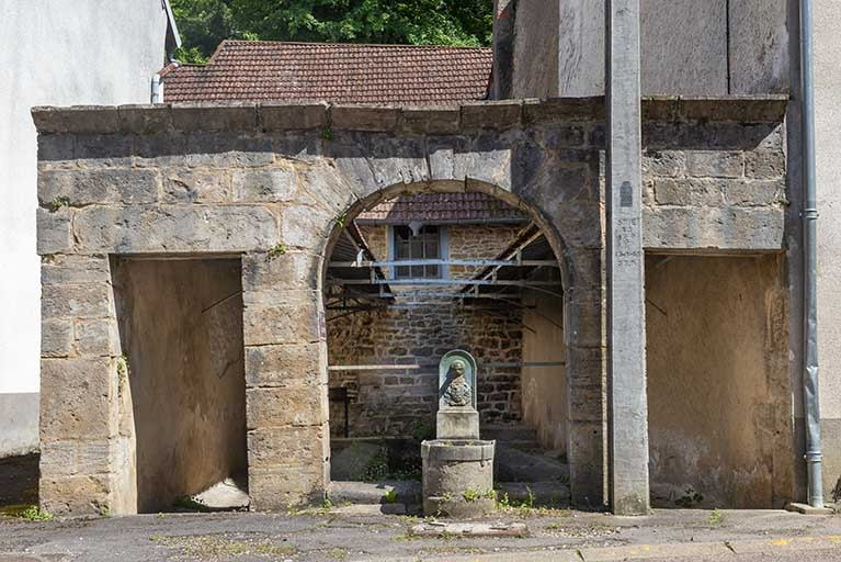 fontaine lavoir © Jérôme Mongreville / Région Bourgogne-Franche-Comté, Inventaire du patrimoine - 2021  fontaine lavoir © Jérôme Mongreville / Région Bourgogne-Franche-Comté, Inventaire du patrimoine - 2021