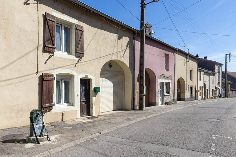  rue maison ensemble d'édifices derrière façade © Jérôme Mongreville / Région Bourgogne-Franche-Comté, Inventaire du patrimoine - 2021