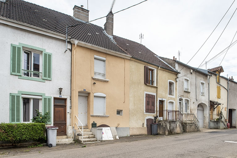  rue maison ensemble d'édifices derrière façade © Jérôme Mongreville / Région Bourgogne-Franche-Comté, Inventaire du patrimoine - 2021