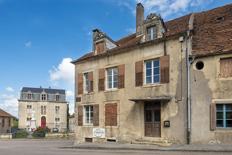 ensemble d'édifices derrière façade rue © Jérôme Mongreville / Région Bourgogne-Franche-Comté, Inventaire du patrimoine - 2021  ensemble d'édifices derrière façade rue © Jérôme Mongreville / Région Bourgogne-Franche-Comté, Inventaire du patrimoine - 2021