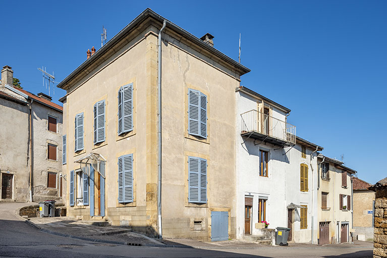 maison ensemble d'édifices derrière façade © Jérôme Mongreville / Région Bourgogne-Franche-Comté, Inventaire du patrimoine - 2021  maison ensemble d'édifices derrière façade © Jérôme Mongreville / Région Bourgogne-Franche-Comté, Inventaire du patrimoine - 2021
