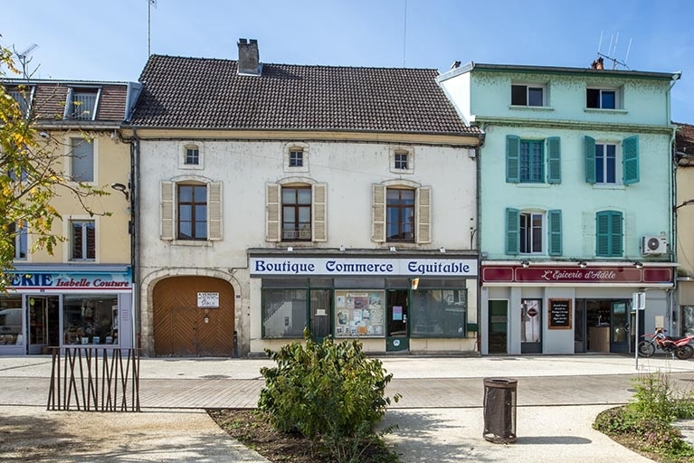  devanture de boutique ensemble d'édifices derrière façade rue © Jérôme Mongreville / Région Bourgogne-Franche-Comté, Inventaire du patrimoine - 2021