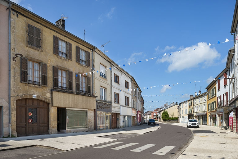  devanture de boutique ensemble d'édifices derrière façade rue © Jérôme Mongreville / Région Bourgogne-Franche-Comté, Inventaire du patrimoine - 2021