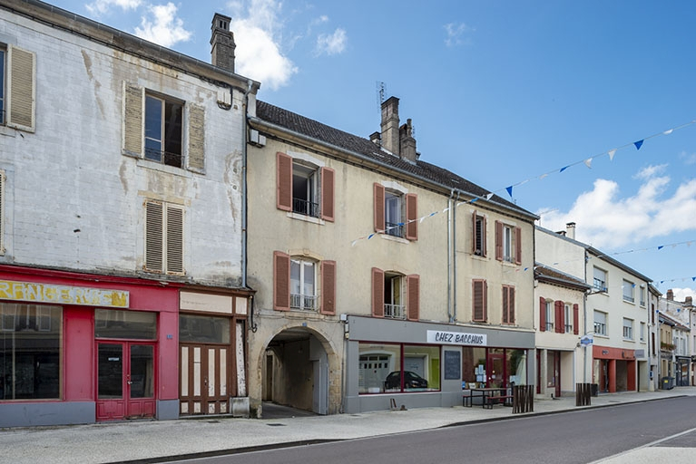  ensemble d'édifices derrière façade rue devanture de boutique © Jérôme Mongreville / Région Bourgogne-Franche-Comté, Inventaire du patrimoine - 2021