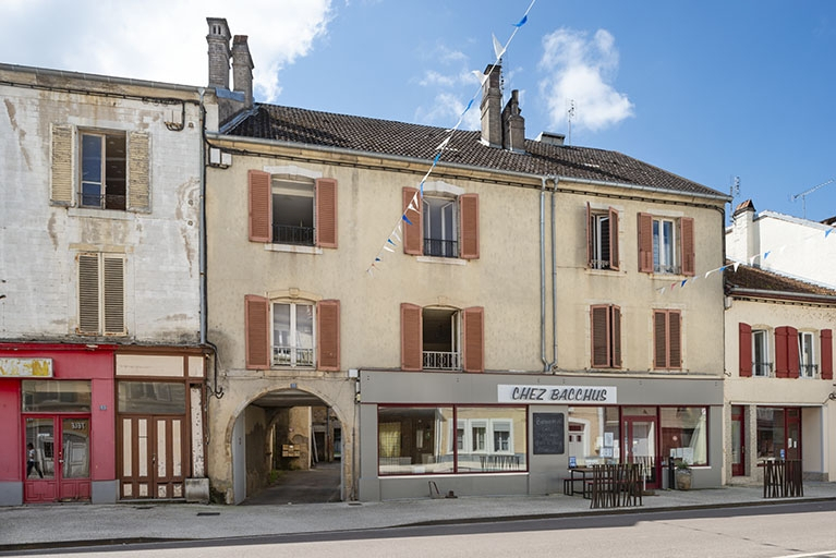  ensemble d'édifices derrière façade rue © Jérôme Mongreville / Région Bourgogne-Franche-Comté, Inventaire du patrimoine - 2021