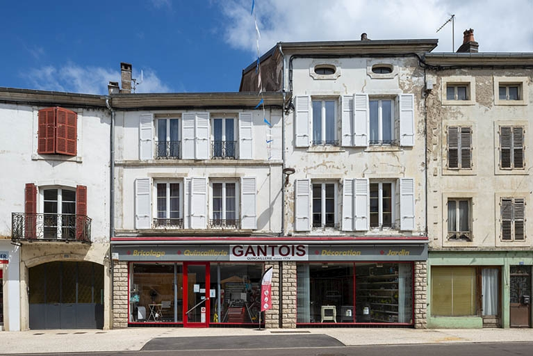  ensemble d'édifices derrière façade rue devanture de boutique © Jérôme Mongreville / Région Bourgogne-Franche-Comté, Inventaire du patrimoine - 2021