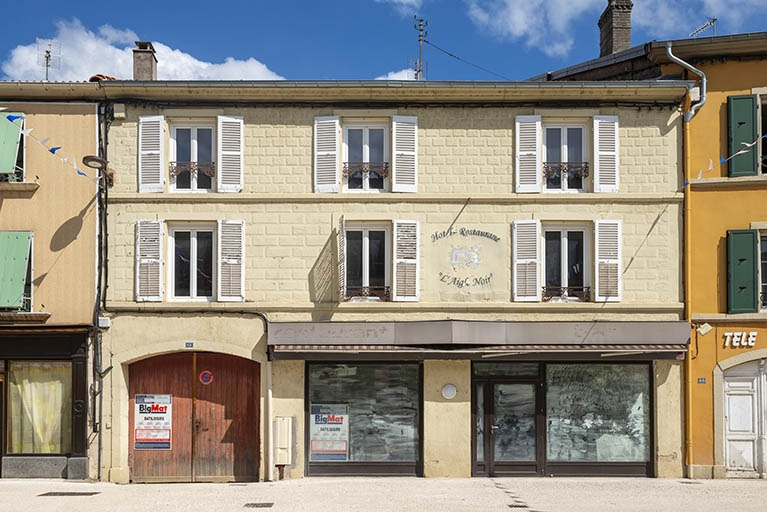  ensemble d'édifices derrière façade rue devanture de boutique © Jérôme Mongreville / Région Bourgogne-Franche-Comté, Inventaire du patrimoine - 2021