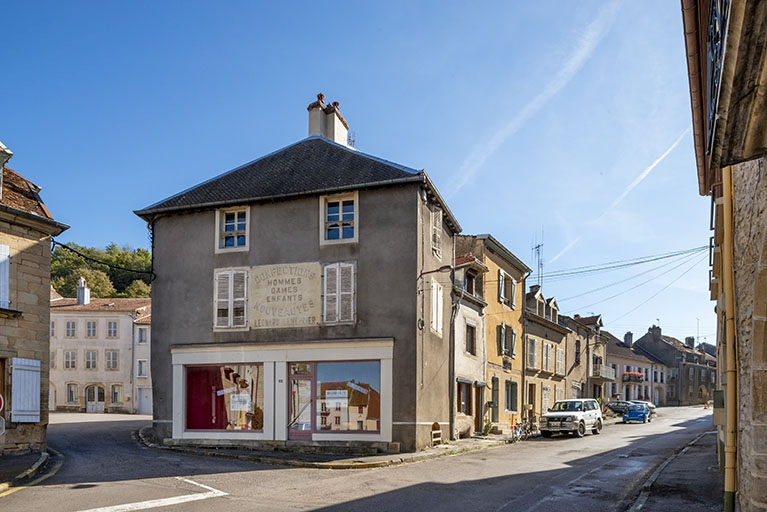  maison ensemble d'édifices derrière façade devanture de boutique © Jérôme Mongreville / Région Bourgogne-Franche-Comté, Inventaire du patrimoine - 2021