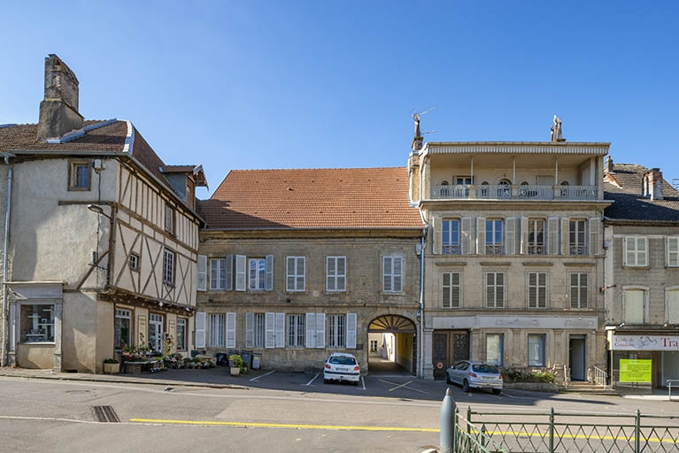  maison ensemble d'édifices derrière façade pan de bois presbytère © Jérôme Mongreville / Région Bourgogne-Franche-Comté, Inventaire du patrimoine - 2021