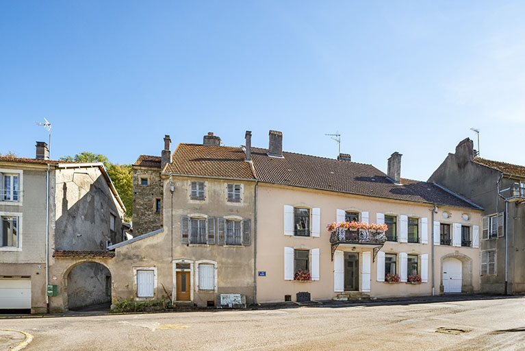  maison rue ensemble d'édifices derrière façade © Jérôme Mongreville / Région Bourgogne-Franche-Comté, Inventaire du patrimoine - 2021
