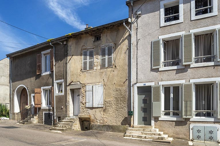  maison ensemble d'édifices derrière façade rue © Jérôme Mongreville / Région Bourgogne-Franche-Comté, Inventaire du patrimoine - 2021