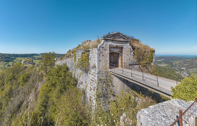 fort redoute © Thierry Kuntz / Région Bourgogne-Franche-Comté, Inventaire du patrimoine - 2022  fort redoute © Thierry Kuntz / Région Bourgogne-Franche-Comté, Inventaire du patrimoine - 2022