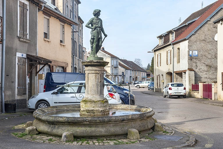 fontaine bassin de fontaine sculpture © Jérôme Mongreville / Région Bourgogne-Franche-Comté, Inventaire du patrimoine - 2022  fontaine bassin de fontaine sculpture © Jérôme Mongreville / Région Bourgogne-Franche-Comté, Inventaire du patrimoine - 2022