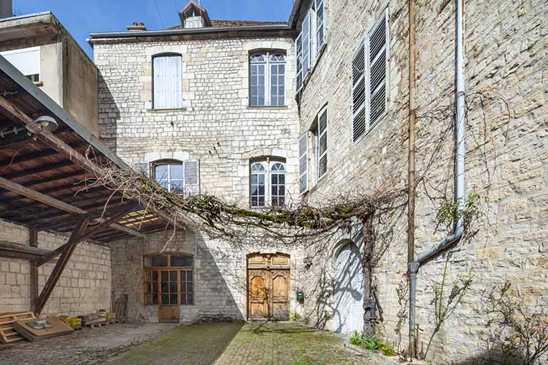  hôtel cour © Jérôme Mongreville / Région Bourgogne-Franche-Comté, Inventaire du patrimoine - 2023
