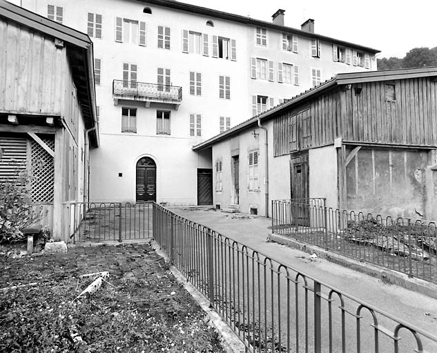 Jardin, cour et bâtiment nord. © Yves Sancey / Région Bourgogne-Franche-Comté, Inventaire du patrimoine - 2033
