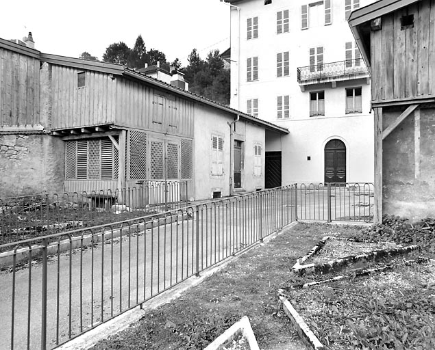 Jardin, cour et bâtiment sud. © Yves Sancey / Région Bourgogne-Franche-Comté, Inventaire du patrimoine - 2033