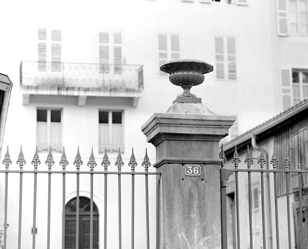 Clôture sur le quai Jobez : pilier gauche et vase. © Yves Sancey / Région Bourgogne-Franche-Comté, Inventaire du patrimoine - 2033