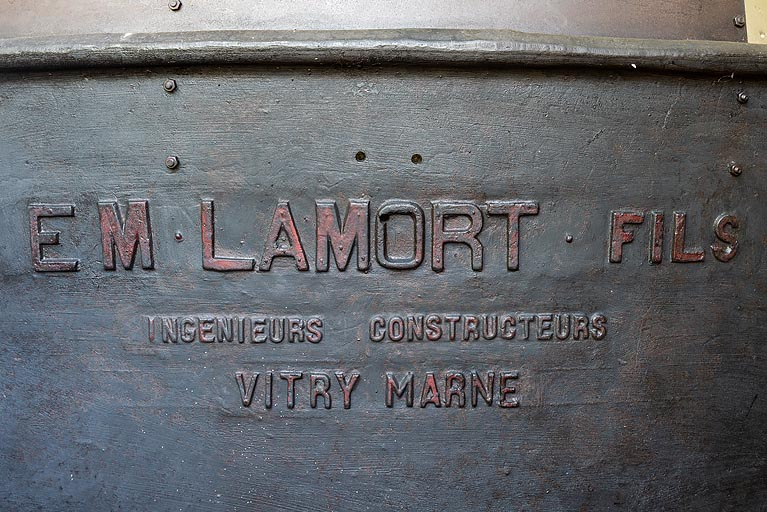 Défibreuse : inscription identifiant et localisant le constructeur. © Pierre-Marie Barbe-Richaud / Région Bourgogne-Franche-Comté, Inventaire du patrimoine - 2020