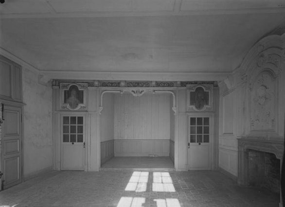 Appartement : chambre à coucher lambrissée (photo prise en 1969). © Région Bourgogne-Franche-Comté, Inventaire du patrimoine Appartement : chambre à coucher lambrissée (photo prise en 1969). © Région Bourgogne-Franche-Comté, Inventaire du patrimoine