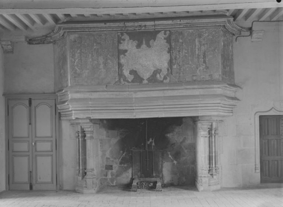 Cheminée (au rez-de-chaussée) (photo prise en 1969). © Région Bourgogne-Franche-Comté, Inventaire du patrimoine Cheminée (au rez-de-chaussée) (photo prise en 1969). © Région Bourgogne-Franche-Comté, Inventaire du patrimoine