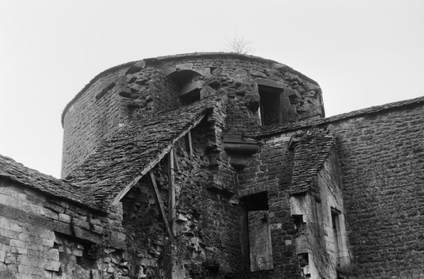 Enceinte : tour d'angle avec tourelle. Détail : le sommet de la tour (photo prise en 1969). © Région Bourgogne-Franche-Comté, Inventaire du patrimoine