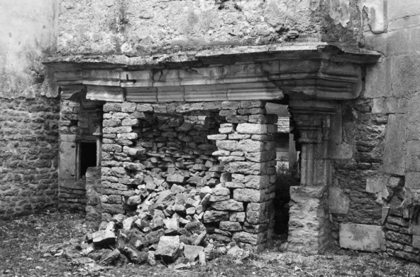 Cheminée du logis des Hôtes (photo prise en 1969). © Région Bourgogne-Franche-Comté, Inventaire du patrimoine Cheminée du logis des Hôtes (photo prise en 1969). © Région Bourgogne-Franche-Comté, Inventaire du patrimoine