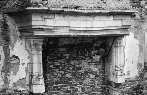 Cheminée du logis des Hôtes (à l'étage) (photo prise en 1969). © Région Bourgogne-Franche-Comté, Inventaire du patrimoine Cheminée du logis des Hôtes (à l'étage) (photo prise en 1969). © Région Bourgogne-Franche-Comté, Inventaire du patrimoine