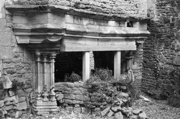 Cheminée du logis des Hôtes (photo prise en 1969). © Région Bourgogne-Franche-Comté, Inventaire du patrimoine Cheminée du logis des Hôtes (photo prise en 1969). © Région Bourgogne-Franche-Comté, Inventaire du patrimoine