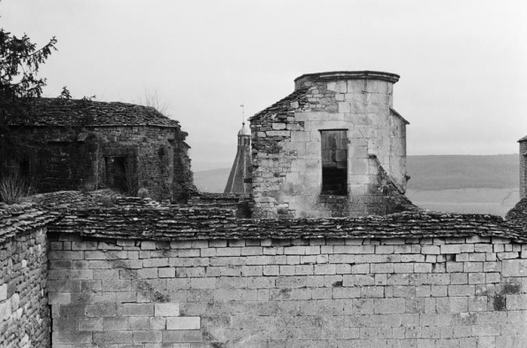 Tourelle du logis des Hôtes : vue latérale (photo prise en 1969). © Région Bourgogne-Franche-Comté, Inventaire du patrimoine Tourelle du logis des Hôtes : vue latérale (photo prise en 1969). © Région Bourgogne-Franche-Comté, Inventaire du patrimoine