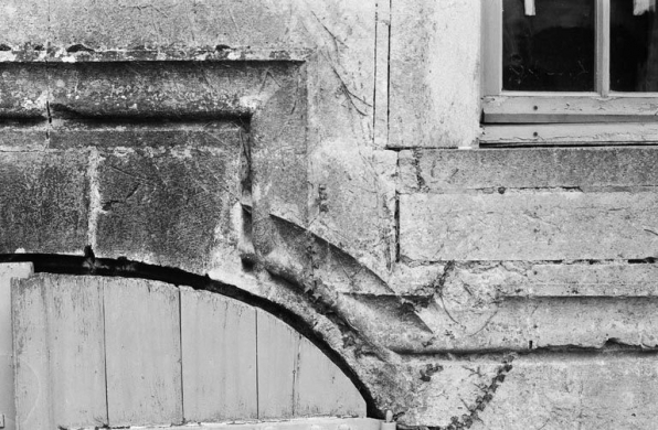 Mouluration d'une porte de cave (corps de logis) (photo prise en 1969). © Région Bourgogne-Franche-Comté, Inventaire du patrimoine Mouluration d'une porte de cave (corps de logis) (photo prise en 1969). © Région Bourgogne-Franche-Comté, Inventaire du patrimoine