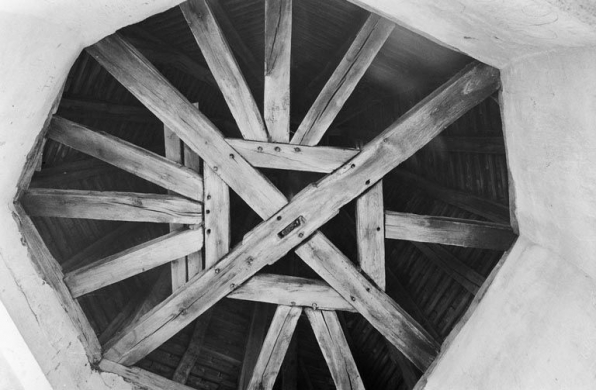 Charpente de la tour d'entrée (photo prise en 1969). © Région Bourgogne-Franche-Comté, Inventaire du patrimoine Charpente de la tour d'entrée (photo prise en 1969). © Région Bourgogne-Franche-Comté, Inventaire du patrimoine