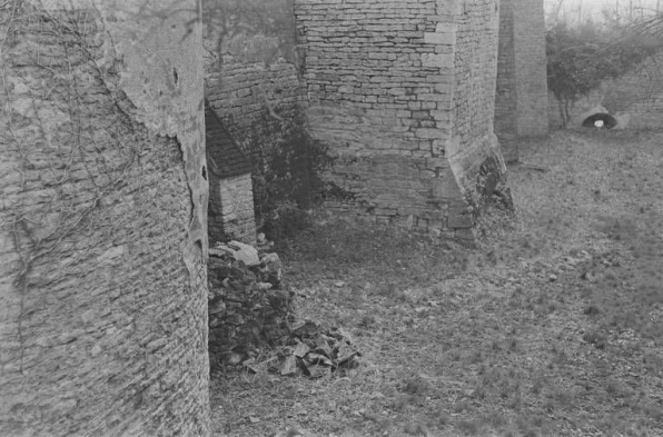 Enceinte : contreforts extérieurs. Détail : le pied des contreforts (photo prise en 1969). © Région Bourgogne-Franche-Comté, Inventaire du patrimoine Enceinte : contreforts extérieurs. Détail : le pied des contreforts (photo prise en 1969). © Région Bourgogne-Franche-Comté, Inventaire du patrimoine
