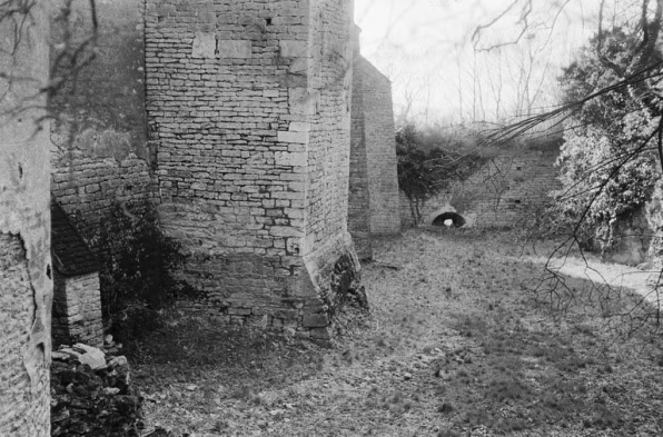 Enceinte : contreforts et fossé. Vue de l'extérieur (photo prise en 1969). © Région Bourgogne-Franche-Comté, Inventaire du patrimoine Enceinte : contreforts et fossé. Vue de l'extérieur (photo prise en 1969). © Région Bourgogne-Franche-Comté, Inventaire du patrimoine