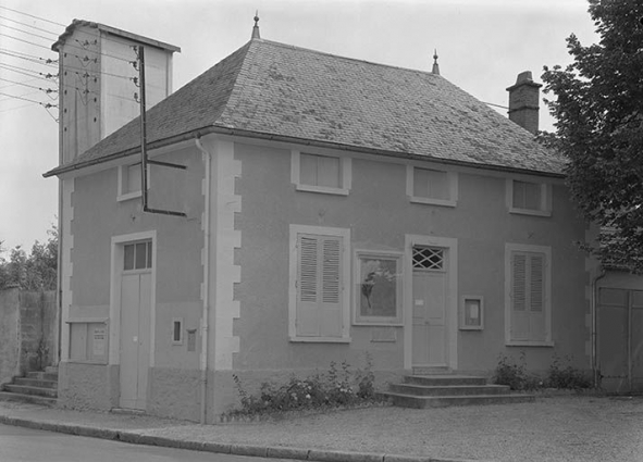 Mairie sise parcelle AC 192, du cadastre de 1963 : élévation droite. © Région Bourgogne-Franche-Comté, Inventaire du patrimoine