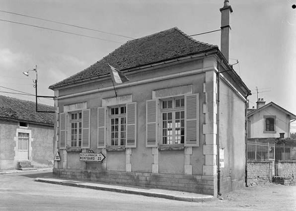 Façade postérieure et façade latérale gauche (aveugle). © Région Bourgogne-Franche-Comté, Inventaire du patrimoine