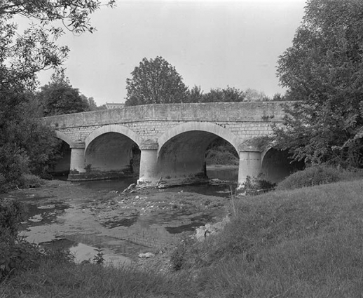 Pont sur un bras de l'Armançon (pont routier). © Région Bourgogne-Franche-Comté, Inventaire du patrimoine