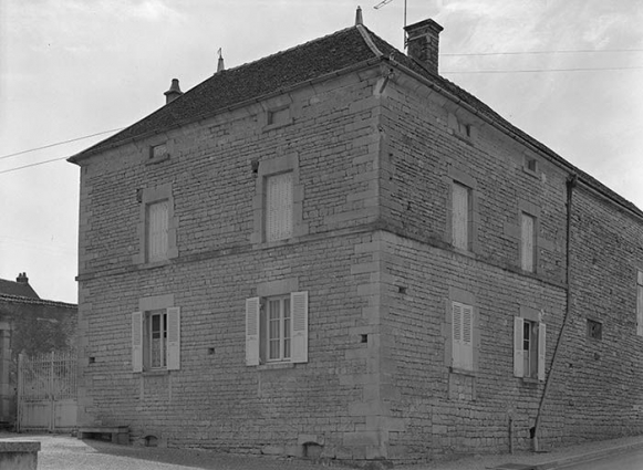 Façades sur la rue et sur la place. © Région Bourgogne-Franche-Comté, Inventaire du patrimoine