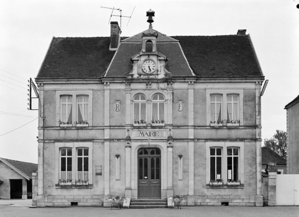 Façade sur la place. © Région Bourgogne-Franche-Comté, Inventaire du patrimoine