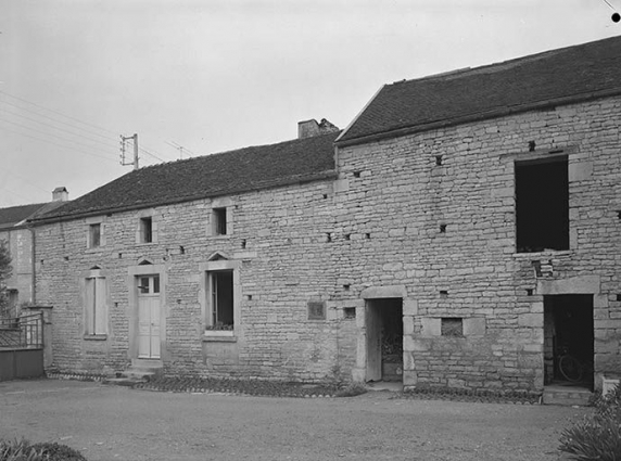 Logis d'habitation et corps de dépendances (étable et fenil). Façades sur cour. © Région Bourgogne-Franche-Comté, Inventaire du patrimoine