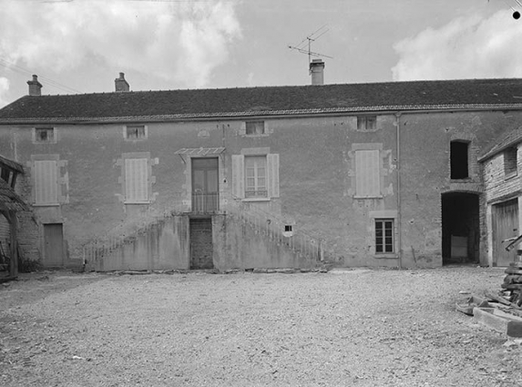 Logis et grange. Façades sur cour. © Région Bourgogne-Franche-Comté, Inventaire du patrimoine