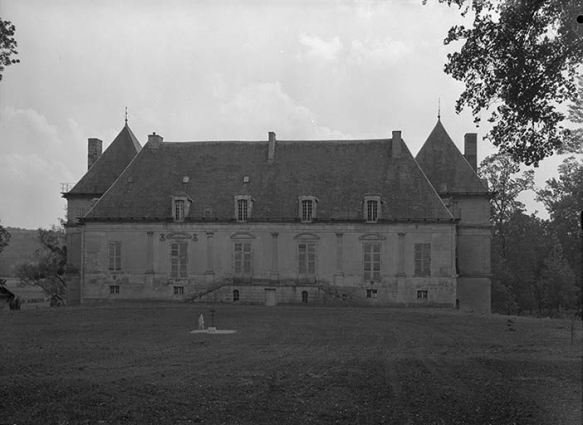 Corps de logis principal flanqué de deux pavillons. Façade principale. © Région Bourgogne-Franche-Comté, Inventaire du patrimoine