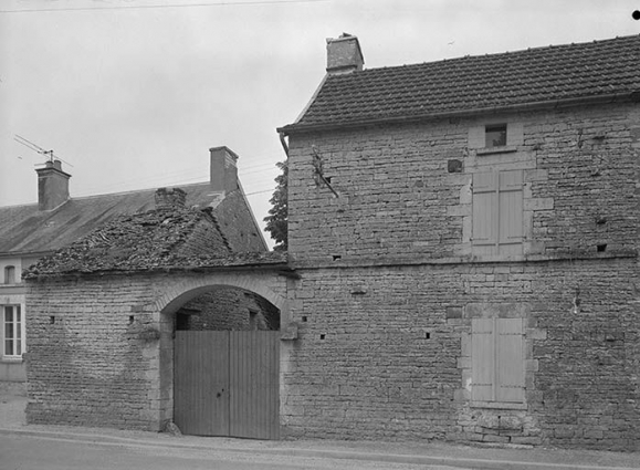 Maison et portail. Façades sur rue. © Région Bourgogne-Franche-Comté, Inventaire du patrimoine