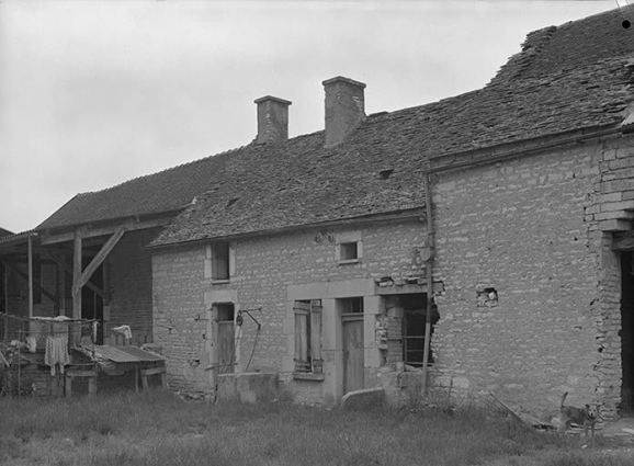 Maison et puits adossé à la façade. © Région Bourgogne-Franche-Comté, Inventaire du patrimoine