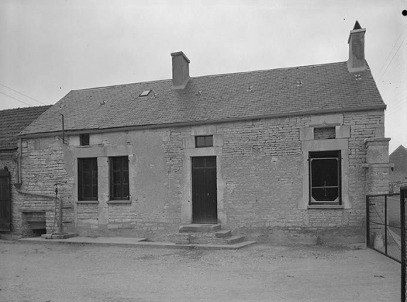 Logis et puits contre le mur. Façade sur cour. © Région Bourgogne-Franche-Comté, Inventaire du patrimoine