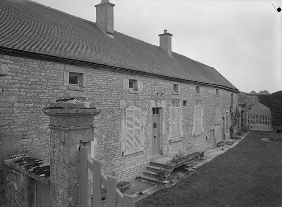 Maison et dépendances. Façades sur cour. © Région Bourgogne-Franche-Comté, Inventaire du patrimoine